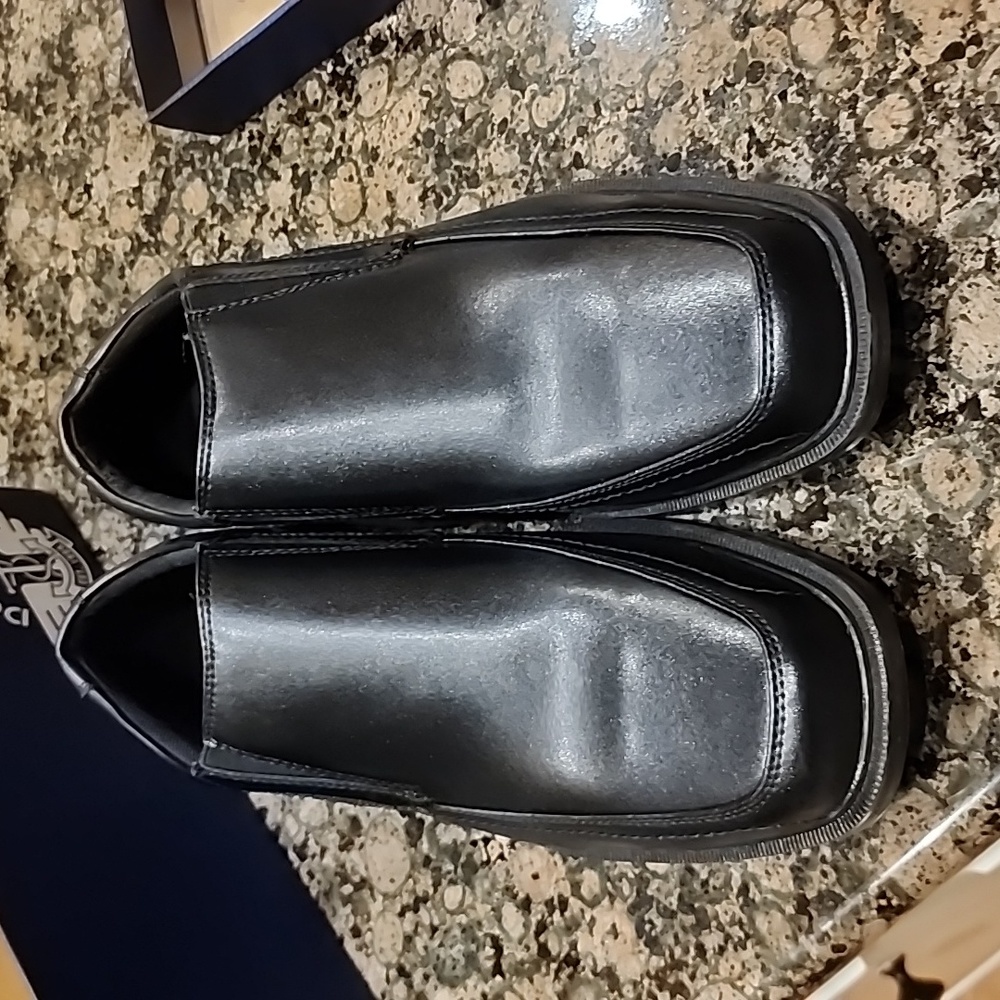 Dockers- men's dress shoe. Wide
